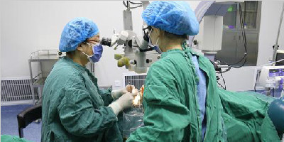 重庆爱尔眼科再次成功实施微导管引导下360度小梁切开术