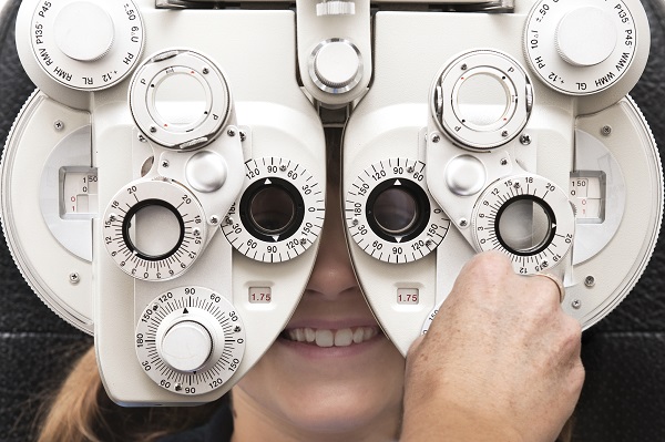 做激光近视手术时想眨眼怎么办？