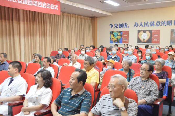 不止教师节!爱尔眼科关爱离退休教师全年不间断